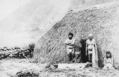 Egy idős nő tapat ver egy pili füves ház előtt, Kalaupapa, Hawaii, 19. század