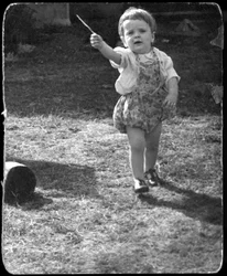 Andrew Nurnberg, Walter fényképész fia bottal a kertben, C1954