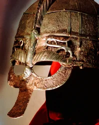 Angolszász sisak a Sutton Hoo kincsből, 7. század