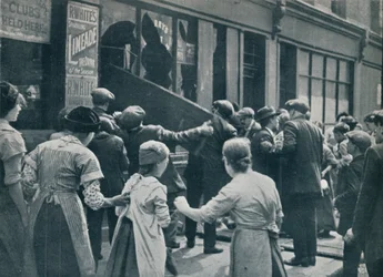Németellenes zavargások Londonban: tömeg betöri egy német bolt kirakatait, 1914