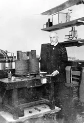 Antoine Becquerel a laboratóriumában, 1890-es évek