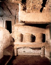 Etruszk építészet: harangtorony. Kr.e. 7. század. Cerveteri. Monte Abatonei nekropolisz. Olaszország