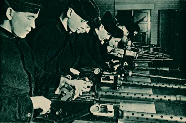 Légi fegyvereket összeszerelő páncélosok, 1940
