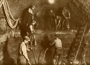 Munkahelyen a New Mersey-alagúton, 1930.