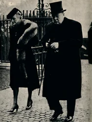A Duke of Connaughts temetésén, 1942 januárjában, 1945.