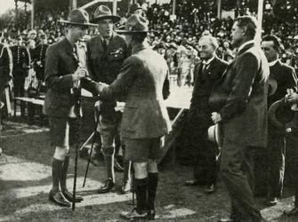 A cserkészek és leánykalauzok felvonulásán, Adelaide, Ausztrália, 1927, 1937.