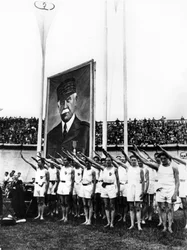 Fasiszta tisztelgést adó sportolók, Parc des Princes, Párizs, 1941