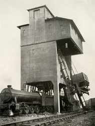 Automatikus szénezés a Hornsey állomáson, Middlesex, 1935.