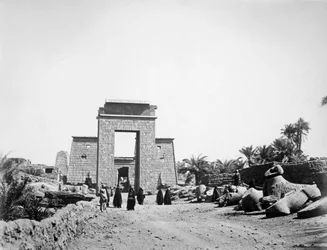 Szfinxek sugárútja, Karnak, Egyiptom, 1878
