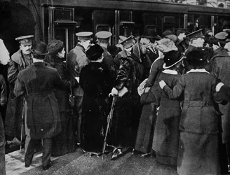Vissza a lövészárkokhoz a londoni Victoria pályaudvarról, 1915.