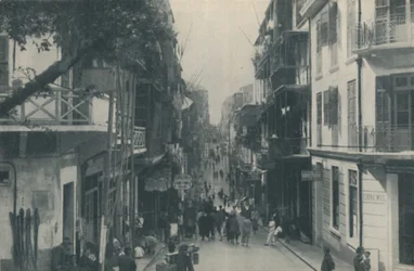 A keleten és nyugaton futó népes kereskedelmi autópálya erkélyes épületei, c1935