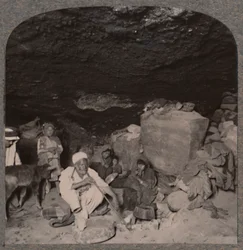 Beduin barlanglakók barlangjaikban, 1900 körül