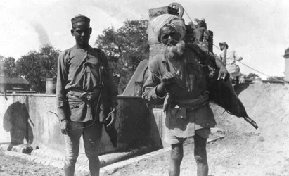 Bhistis vagy vízhordozók, Agra, India, 1916-1917