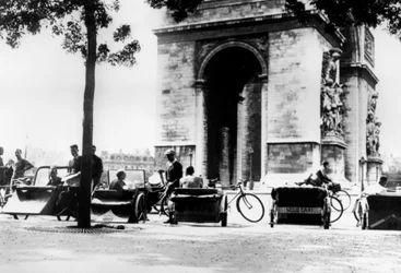 Kerékpár taxik a Place dEtoile-ban a Diadalív mellett, a németek által megszállt Párizs, 1943. augusztus