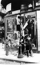 Óriásplakát propagandaplakátokat kihelyező férfiakkal, Párizs, második világháború, 1939-1945