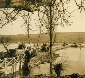 Híd a Meuse folyón Dugnyban, Észak-Franciaországban, c1914-c1918