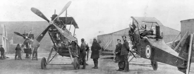 A Brit Királyi Repülő Hadtest repülőgépe javítás alatt, 1916-ban