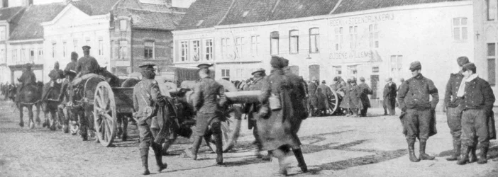Brit lóvontatású tüzérség egy belga faluban, 1914 augusztusában