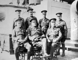 Brit tisztek a Southend közelében horgonyzó Royal Edward börtönhajón, 1914. november