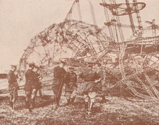 Brit törzstisztek egy Angliában lezuhant Zeppelin roncsait vizsgálják, c1917 1919
