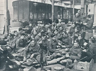 Brit csapatok vacsoráznak egy francia pályaudvaron, 1914