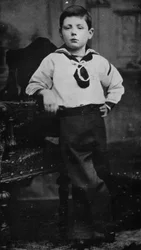 Ám amikor megérkezik a nevelőnő, az élet komolyabb oldalt vett, 1881 1945