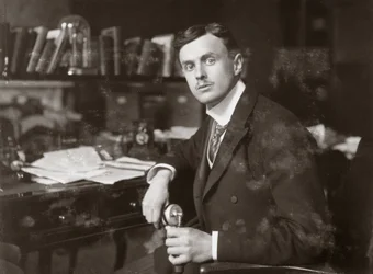 C S Rolls az íróasztalánál ül, 1902