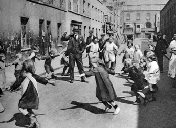 Utcán táncoló gyerekek, London, 1926-1927