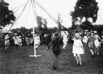Májusfa körül táncoló gyerekek, 1926