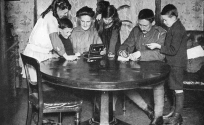 Gyerekek, akik kiürítik a pénzesdobozaikat, hogy háborús kötvényekbe fektessenek, 1936