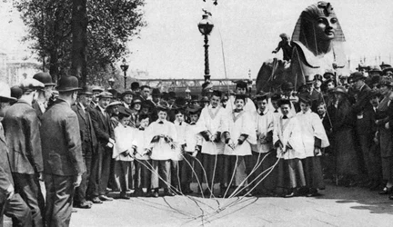 St Clement Danes kórusfiúi hosszú pálcákkal verik át a határjeleket, London, 1926-1927