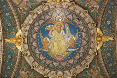 Krisztus a felségben és a tetramorf. A Notre Dame de Fourvière-bazilika. Lyons
