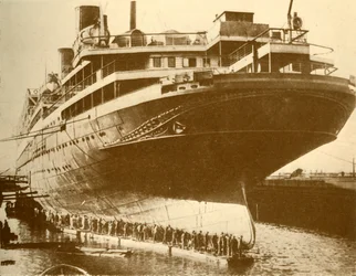 A Majestic hajótestének tisztítása a Dry Dockban, 1930.