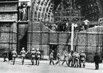 Homokzsák elleni védelem eltávolítása a Notre Dame homlokzatáról, a németek által megszállt Párizs, 1940