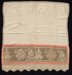 Nőalakokból és pávákból álló szegéllyel díszített textil, 18-19. század.