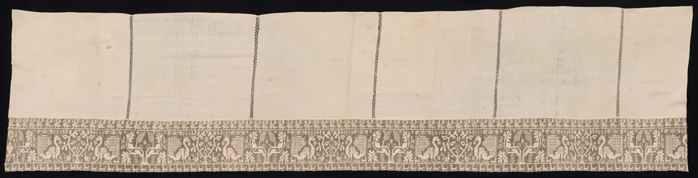 Pávákat és növényzetet ábrázoló szegélyű textil, 17-18. század