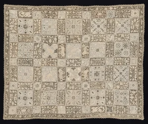 Egyszarvúkkal, sárkányokkal, egyéb állatokkal és virágmintákkal ellátott ruha, 1800-as évek.