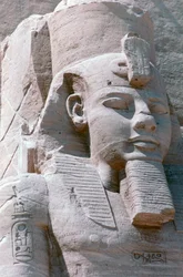 II. Ramszesz kolosszális szobra, Abu Simbel temploma, Egyiptom, Kr.e. 13. század