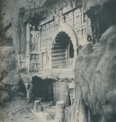 Oszlopok és a sziklából Csodálatos készséggel kivésett Architrave, 1935