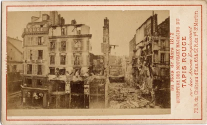 Commune de Paris (1871): a Carpet Rouge áruházak megnyitása, egy reklámkártya, amely egy évvel korábban, a kommün idején romokban hever. Nyomtatás kartonra Dim. 6,3x10 cm