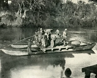 Gépjárművek szállítása a Mbaka folyón, német Kelet-Afrika, 1919.