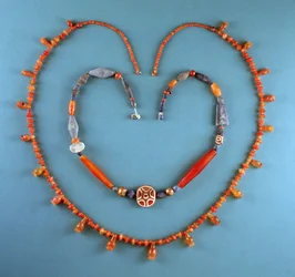 Kornél nyaklánc Tell Farahból (Dél), Izrael, ie 1300 körül; Lapis Lazuli, cornelian és maratott cornelian nyaklánc Kishből, Irakból, ie 2500 körül (drágakövek)
