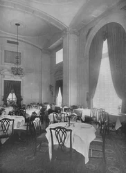 A fő étkező sarka finom gyarmati részletekkel, Roosevelt Hotel, New York City, 1924