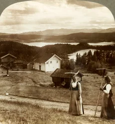 Vidéki lányok szénavágáskor - a Bolkesjo- és a Folsjo-tavakon át a Himingen-hegyig, Norvégia, 1905.
