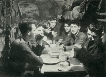 Egy brit tengeralattjáró legénysége az étkezőben, második világháború, 1945.