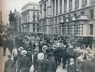 Tömeg várakozott a hadihivatal előtt a háború kihirdetése előtti reggelen, 1914-ben
