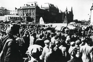 Tömeg egy lecsapott német bombázó körül a moszkvai Sverdlov téren, 1941