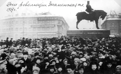 Tömeg a Znamenskaya téren, Petrográd, Oroszország, 1917. februári forradalom