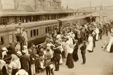 Az első világháborúban harcolni induló csapatokat integető tömeg, a háború, Nagy-Britannia, 1914, 1935.