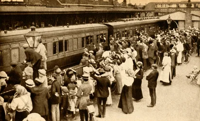 Az első világháborúban harcolni induló csapatokat integető tömeg, a háború, Nagy-Britannia, 1914, 1933.